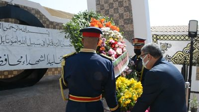 محافظ المنيا يضع إكليلًا من الزهور على النصب التذكاري خلال احتفالات ذكرى نصر أكتوبر