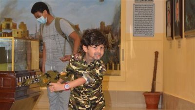 ياسين.. طفل بالزي العسكري يلفت الأنظار في المتحف الحربي ببورسعيد | صور وفيديو