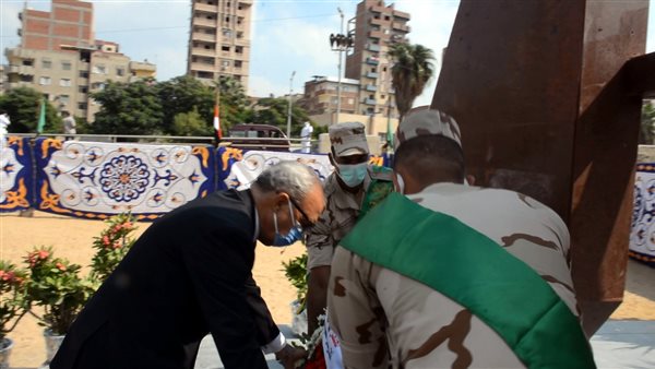 محافظ القليوبية يضع