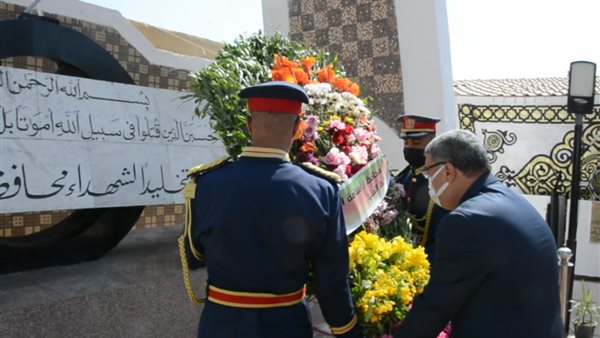 محافظ المنيا يضع