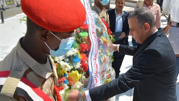 محافظ سوهاج يضع إكليل