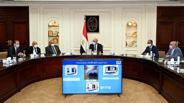 وزير الإسكان خلال