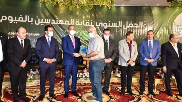 أثناء تسليم الدرع