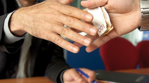 متهم بتلقي رشوة 
