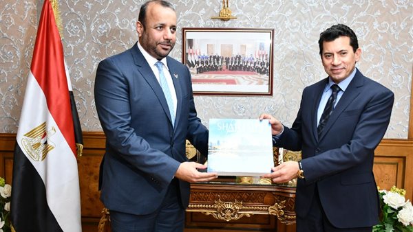 أشرف صبحي مع رئيس