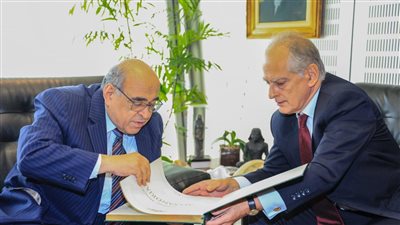 مدير مكتبة الإسكندرية يستقبل سفير اليونان