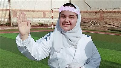 رغد موسى.. طالبة تتحدى إعاقتها وتتألق في الرسم وتحصل على دكتوراه فخرية| صور
