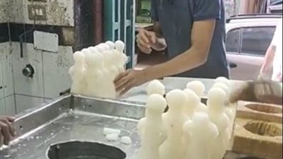 عروسة وحصان.. جولة داخل أقدم مصنع لتصنيع حلوى المولد بطنطا