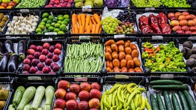 الطماطم بـ 8 والجوافة بـ 6 جنيهات.. استقرار أسعار الخضروات والفاكهة بالأسواق