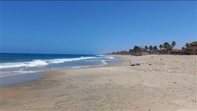 شواطئ العريش شبه خالية من المصطافين رغم الإجازة الرسمية