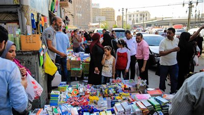 إقبال المواطنين على الفجالة لشراء الأدوات المدرسية
