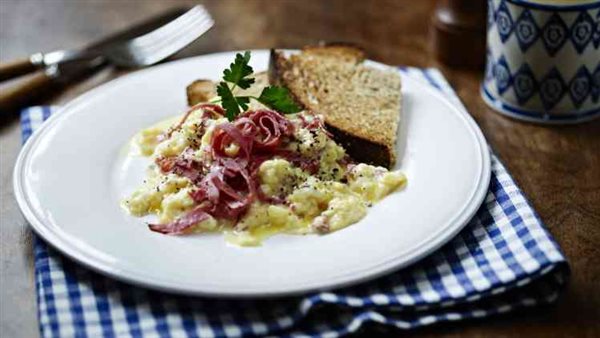 طريقة عمل البيض بالبسطرمة