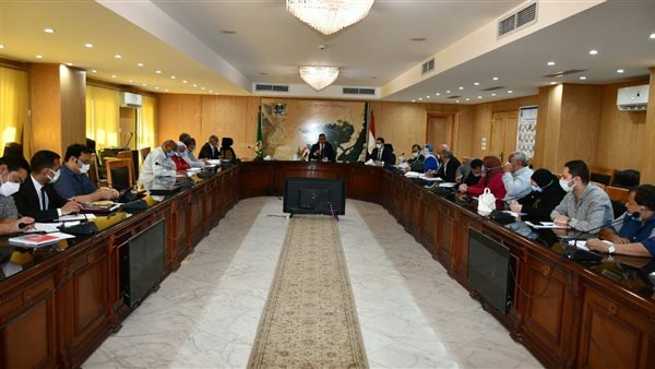 محافظ الفيوم يجتمع