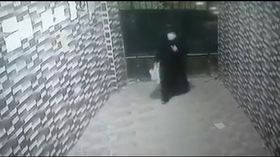 سيدة تلقي رضيعًا بمدخل عقار في المرج وتفر هاربة | فيديو