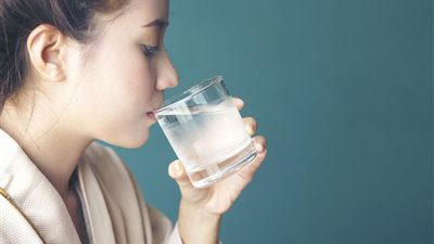  مخاطر غير متوقعة.. خبراء يحذرون من شرب الماء البارد فور الاستيقاظ