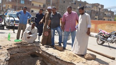 هبوط أرضي إثر تسريب بخط طرد للصرف الصحي بإسنا   