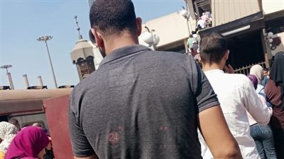 رغم الإجازة.. زحام بـ محطة شبرا الخيمة بالتزامن مع توقف قطارات منوف | صور