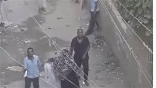 المتهمان خلال اعتدئهم