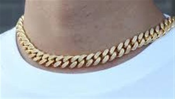 رجل يرتدي عقدا ذهبيا