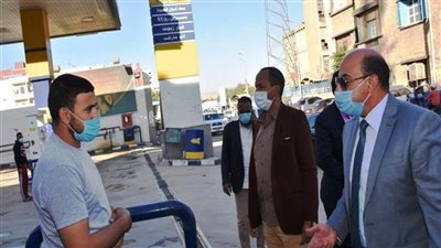محافظ أسوان يكلف رؤساء المراكز والمدن بمتابعة انتظام سير العمل بمواقف السيرفيس ومحطات الوقود