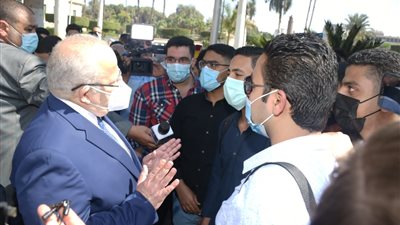 رئيس جامعة القاهرة يُجري جولة تفقدية داخل الحرم الجامعي