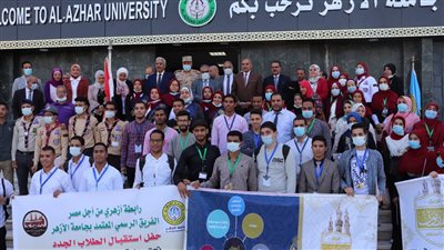 رئيس جامعة الأزهر والطلاب يستقبلون العام الدراسي الجديد بالنشيد الوطني وتوزيع الهدايا الرمزية