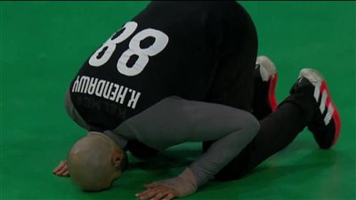 كريم هنداوي يحصد جائزة الأفضل في لقاء الزمالك والوحدة السعودي 