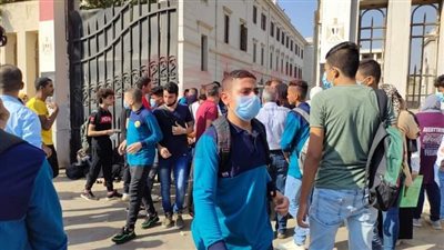 مصرع طالبتين وتخصيص رقم للإبلاغ عن إصابات كورونا.. كيف كان أول يوم دراسة بمصر؟