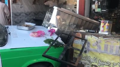 تاكسي يصطدم بسيدة ويقتحم مسمطًا في البحيرة | صور