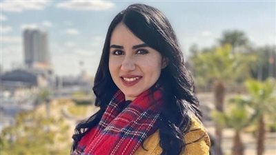 بزجاج ملون على خشب.. طالبة تصمم لوحة للتوعية ضد زواج القاصرات | صور