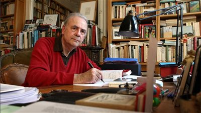 أديب نوبل باتريك موديانو.. لماذا حاول والده شراء جميع نسخ كتابه؟