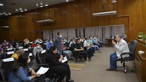 محافظ أسيوط أثناء