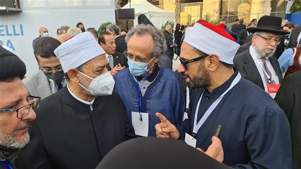 مصري بإيطاليا برفقة