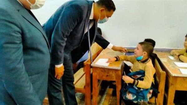 الطفل أحمد مع محافظ