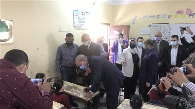 محافظ القليوبية ورئيس قطاع التعليم يشهدان طابور الصباح بمدرسة الثانوية بنات ببنها 