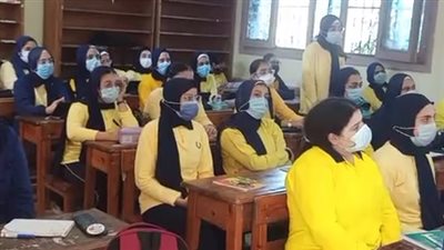 انتظام الطلاب في أول أيام العام الدراسي الجديد في الإسكندرية