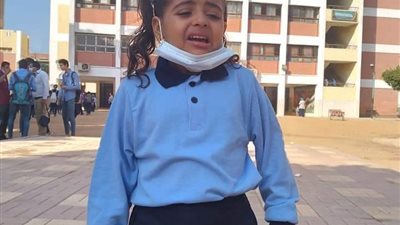 بكاء تلميذة تاهت عن مدرستها بالمنيا.. وفيس بوك يُعيدها لأسرتها