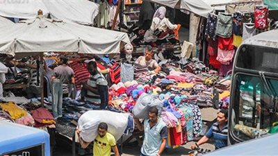 يبيع القطعة بـ 2 جنيه.. تفاصيل القبض على الشاذلي أشهر بائع ملابس متجول بشبرا الخيمة