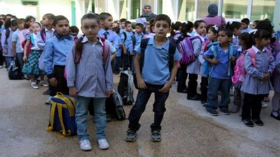 مديرة مدرسة بالحلمية تمنع الطلاب من دخول الفصول بسبب المصروفات| فيديو 