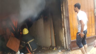 السيطرة على حريق شب في عقار بالمنصورة | صور