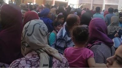 تزاحم الطلاب يثير الجدل.. وأولياء أمور يطالبون بتنظيم عملية الدخول والخروج للمدارس