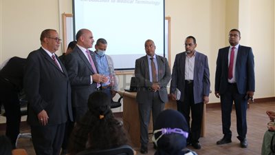 رئيس جامعة الأقصر يتفقد بدء الدراسة بكلية الطب | صور