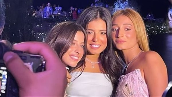 مريم عامر منيب وشقيقاتيها