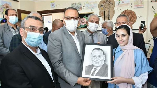 طالبة ترسم بورترية