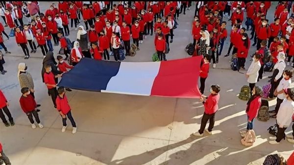 أثناء رفع العلم