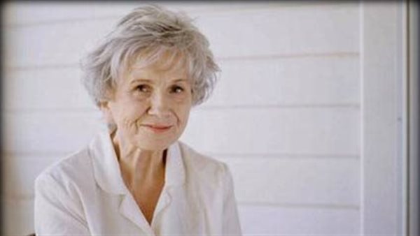 الكاتبة أليس مونرو