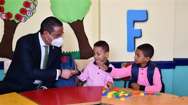 محافظ الفيوم يُصافح