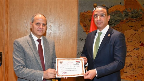 محافظ الفيوم يكرم