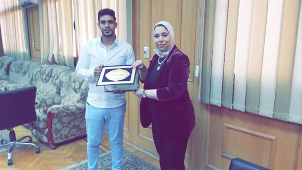 عميد كلية تجارة تكرم