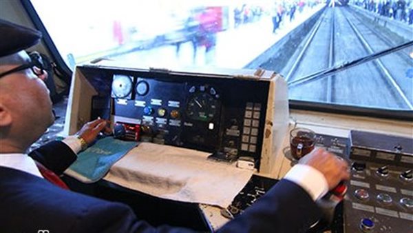 قائد قطار بالخط الأول